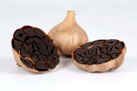 تصویر 2 از سیر سیاه شرکتی درجه یک با بسته‌ بندی استاندارد و کیفیت ثابت